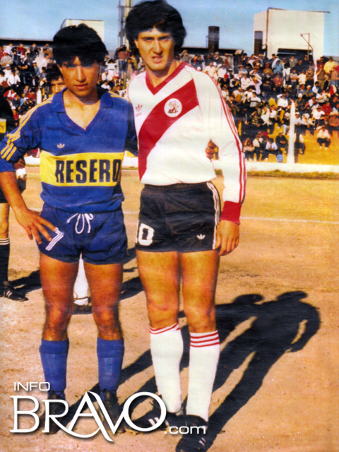 1986: Carlos Ortiz (Huracán) y el Beto Alonso (River Plate) en el Gigante de Pueblo Diamante.